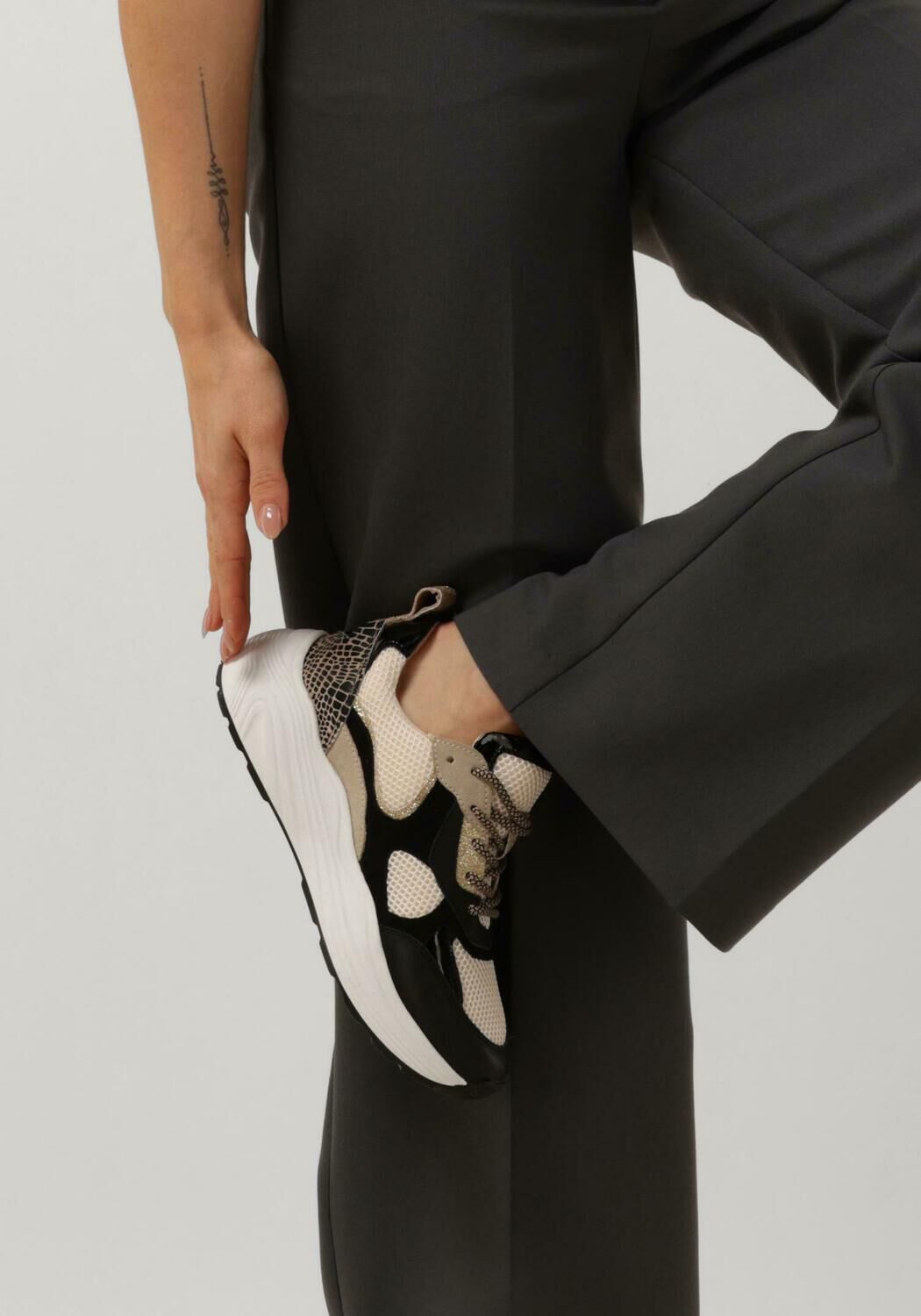 OMODA Baskets basses TRIANGLE en noir - large