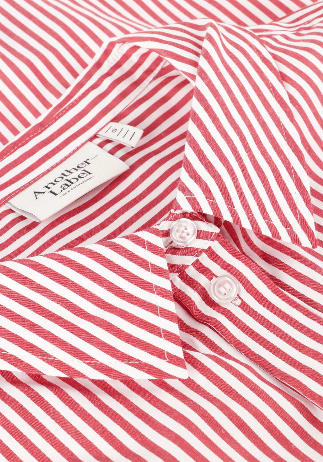 ANOTHER LABEL BENOITE SHIRT Blouses en rouge - large