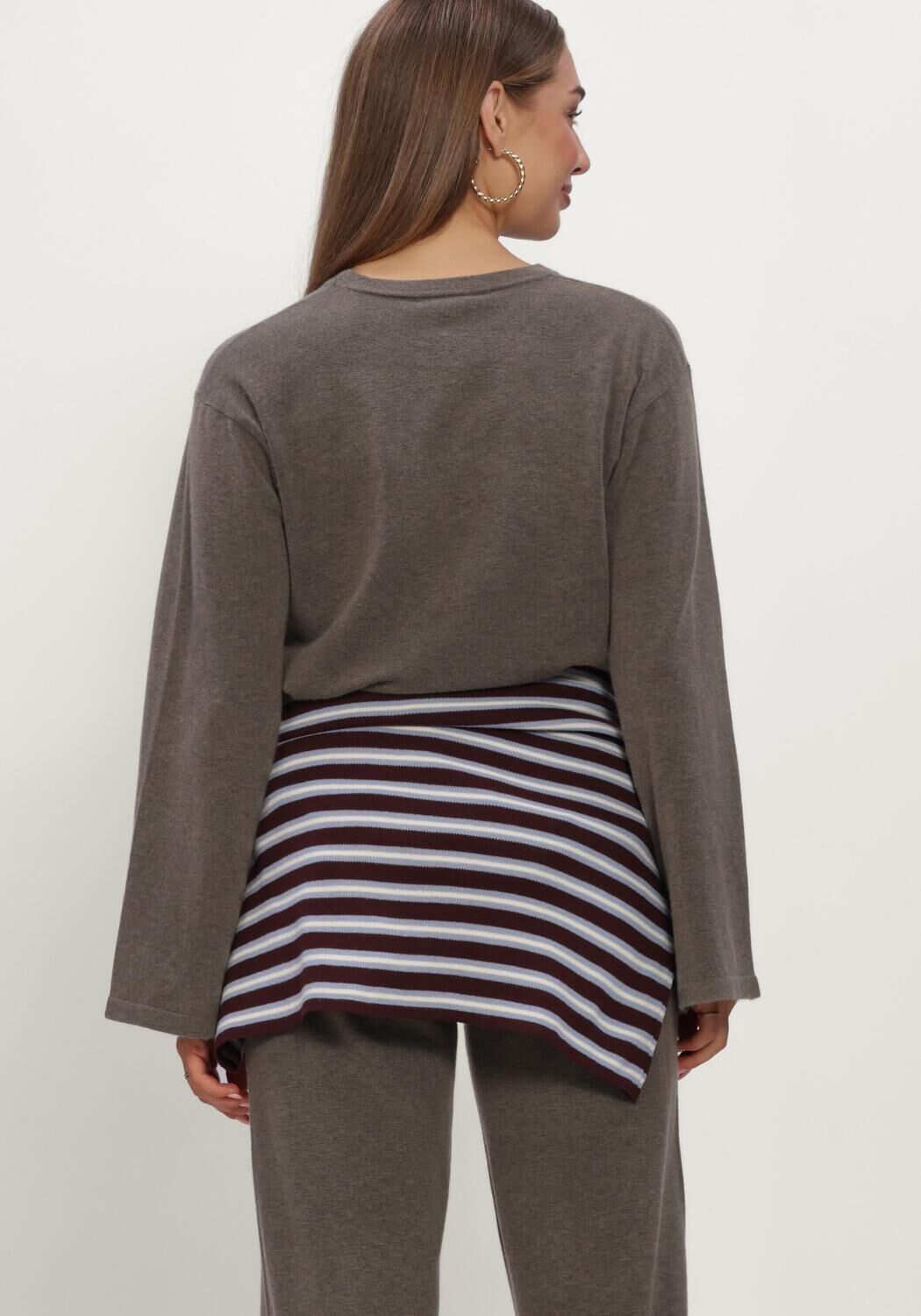 BOII STUDIOS Haut WERO O-NECK KNIT en taupe - large