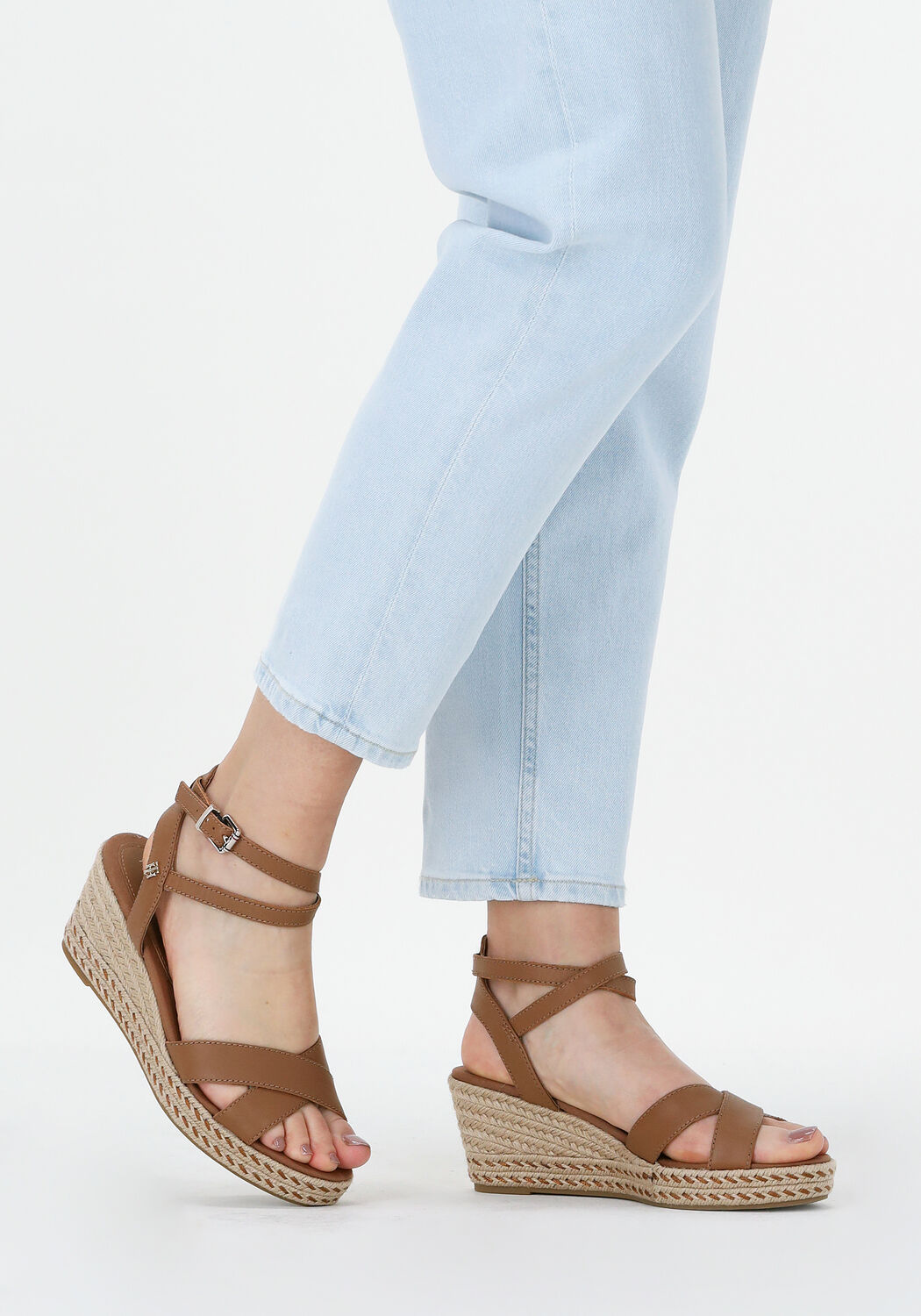 tommy hilfiger feminine low wedge sandales en cognac