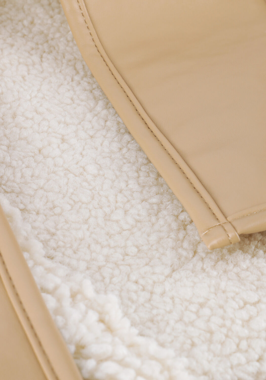 ANOTHER LABEL Veste sans manches UNNI LAMMY VEST en beige - large