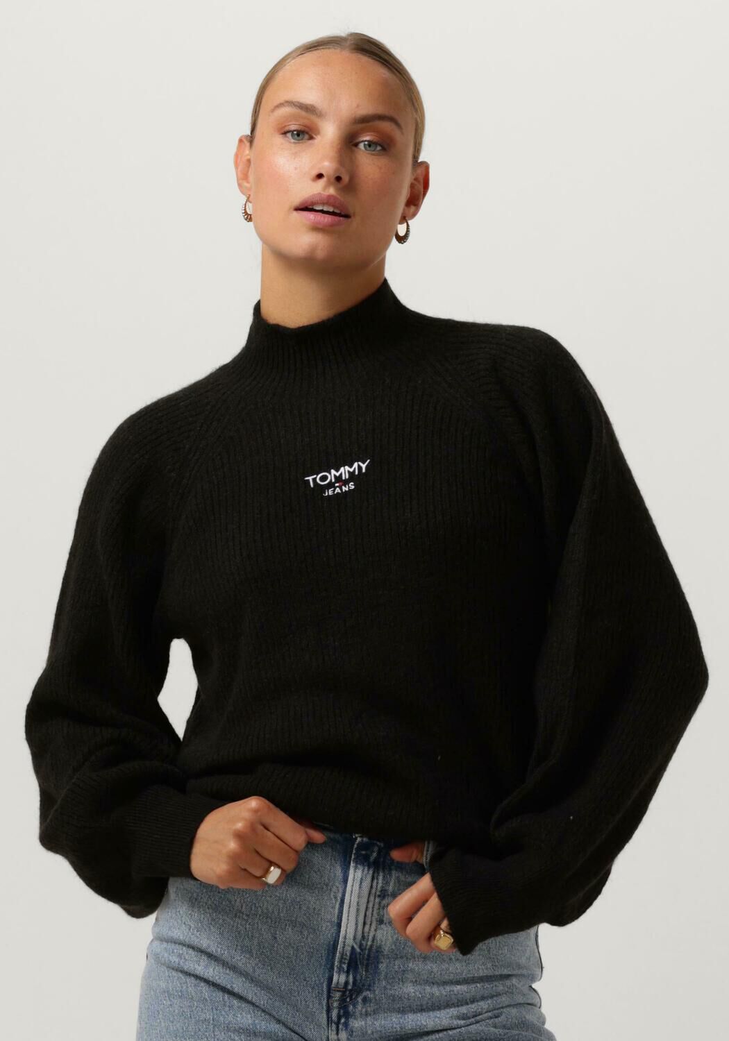 Zwarte TOMMY JEANS Coltrui TJW RLX TURTLENECK LOFTY SWEATER Omoda