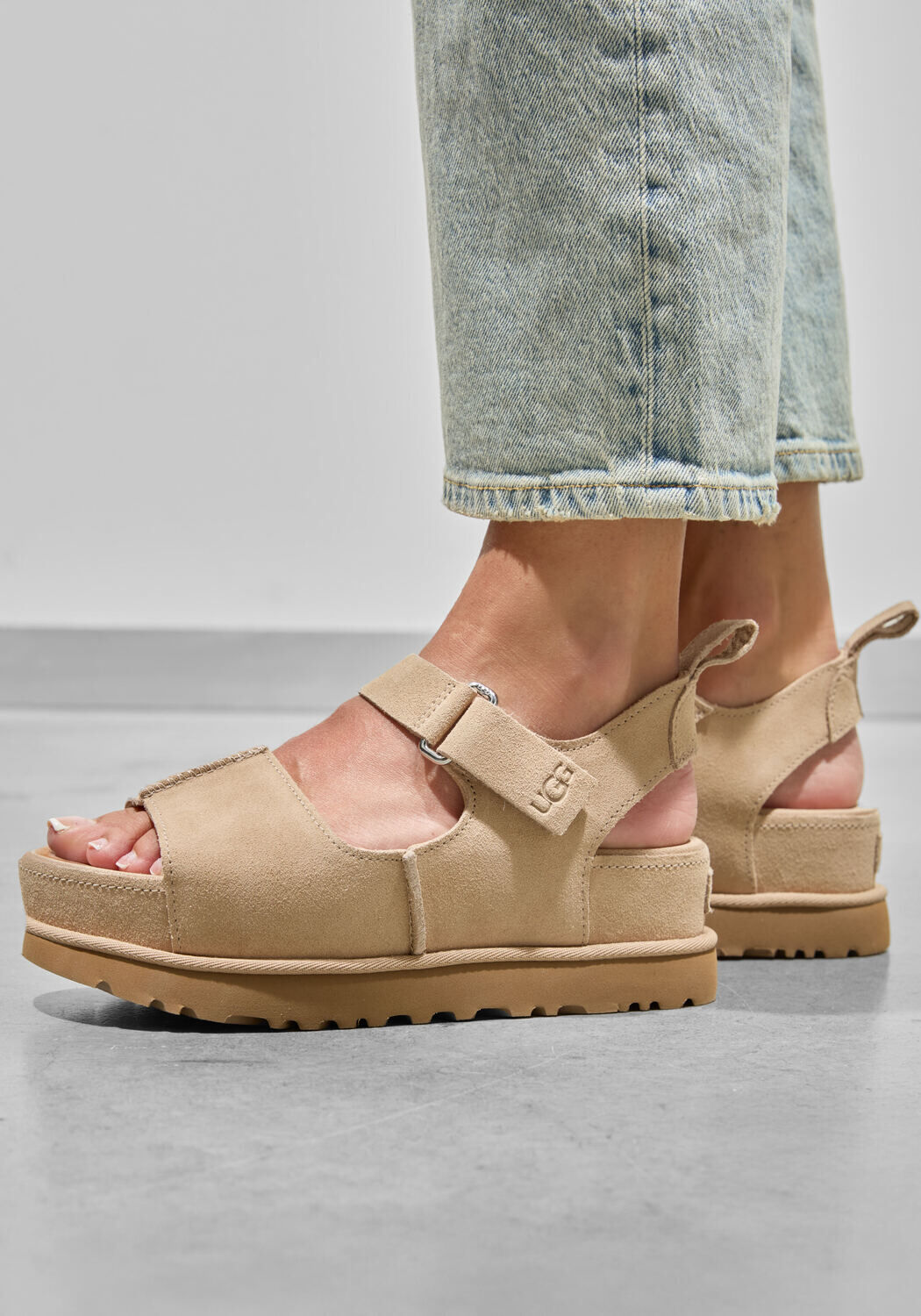 Beige UGG Sandalen W GOLDENSTAR HI - medium