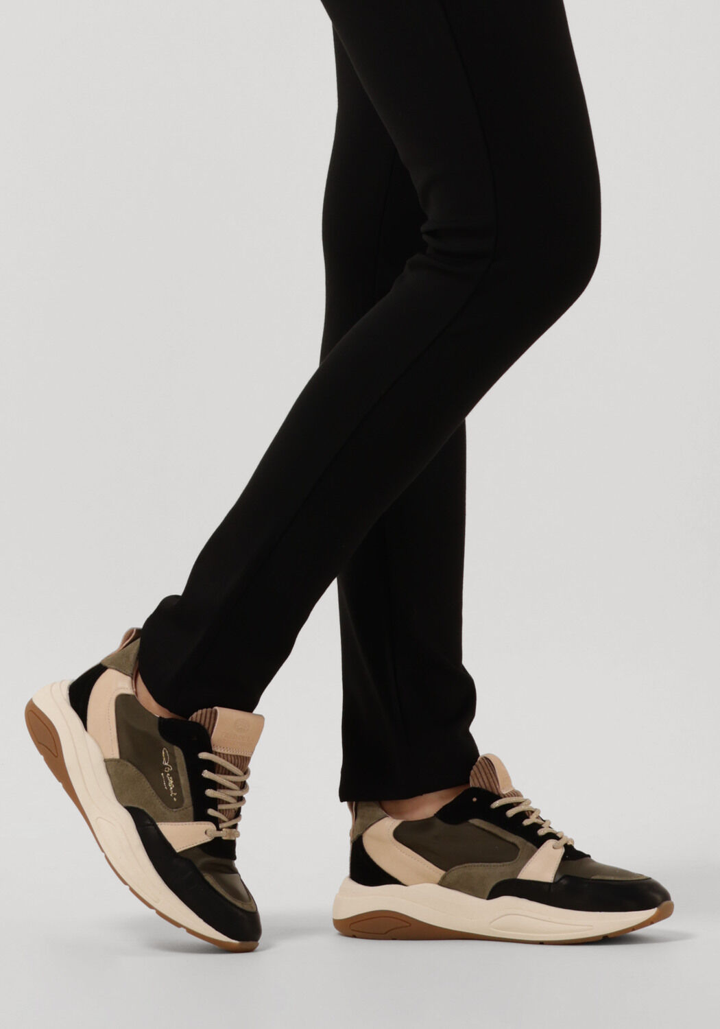 FRED DE LA BRETONIERE Baskets basses 101010403 en noir - large