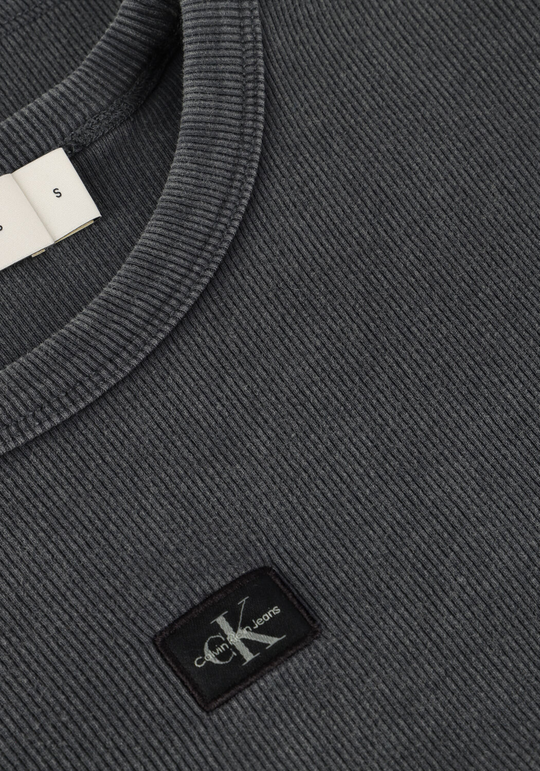 CALVIN KLEIN T-shirt WASHED WOVEN LABEL RIB FIT TEE Gris fonc&eacute; - large