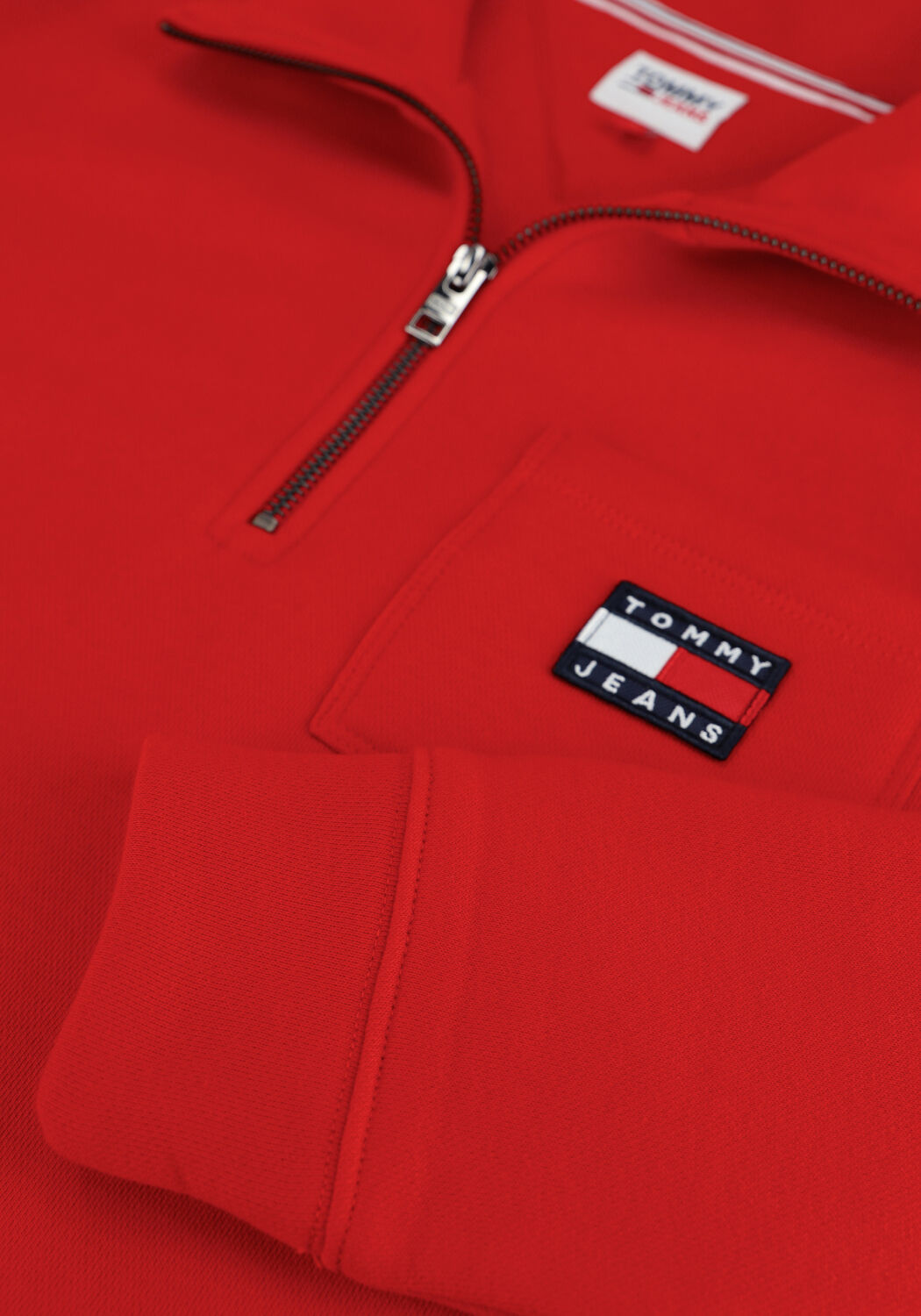 TOMMY JEANS Chandail TJW RELAXED BADGE QUARTER ZIP en rouge - large
