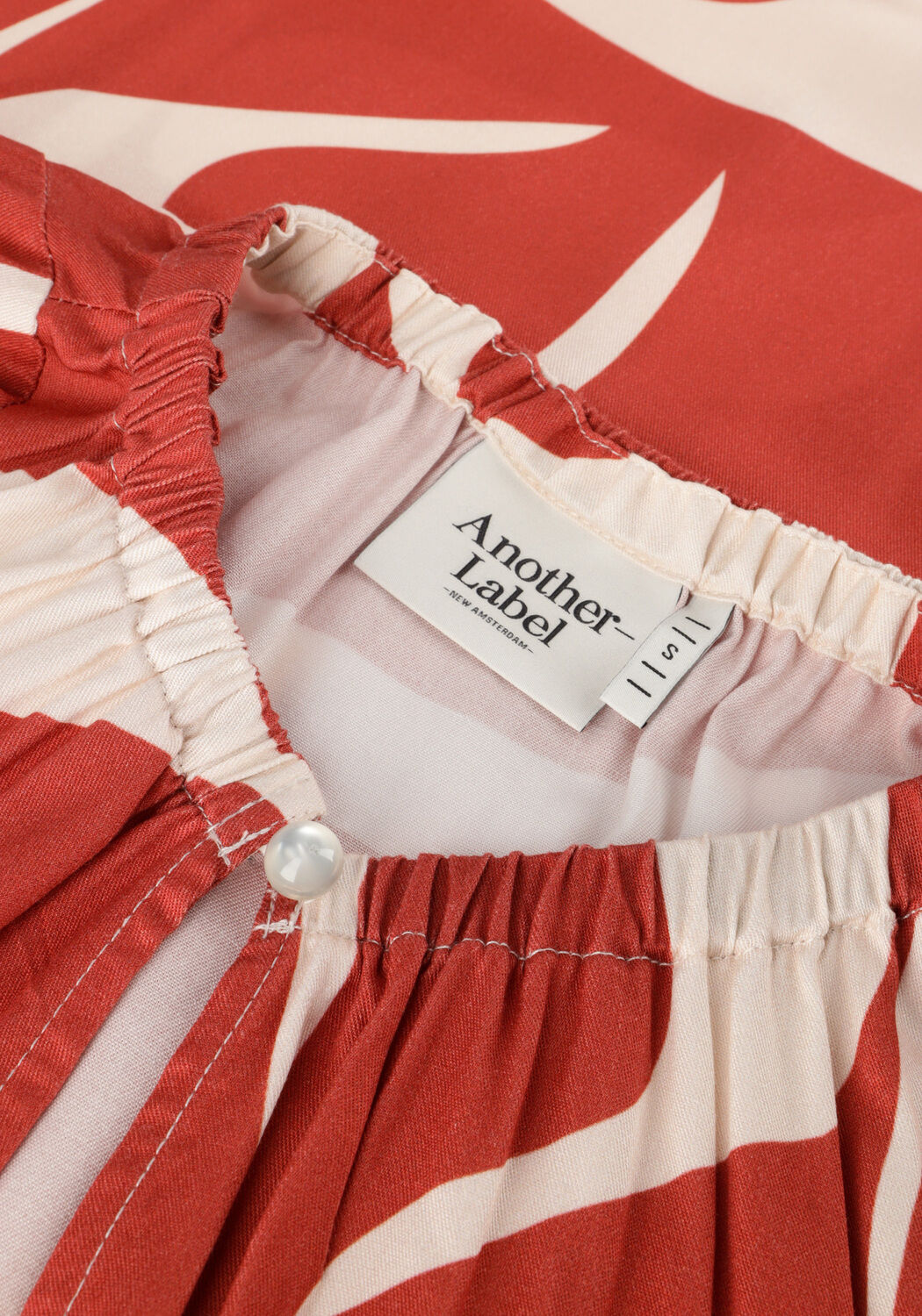 ANOTHER LABEL Mini robe MAYSA DRESS S/S en rouge - large