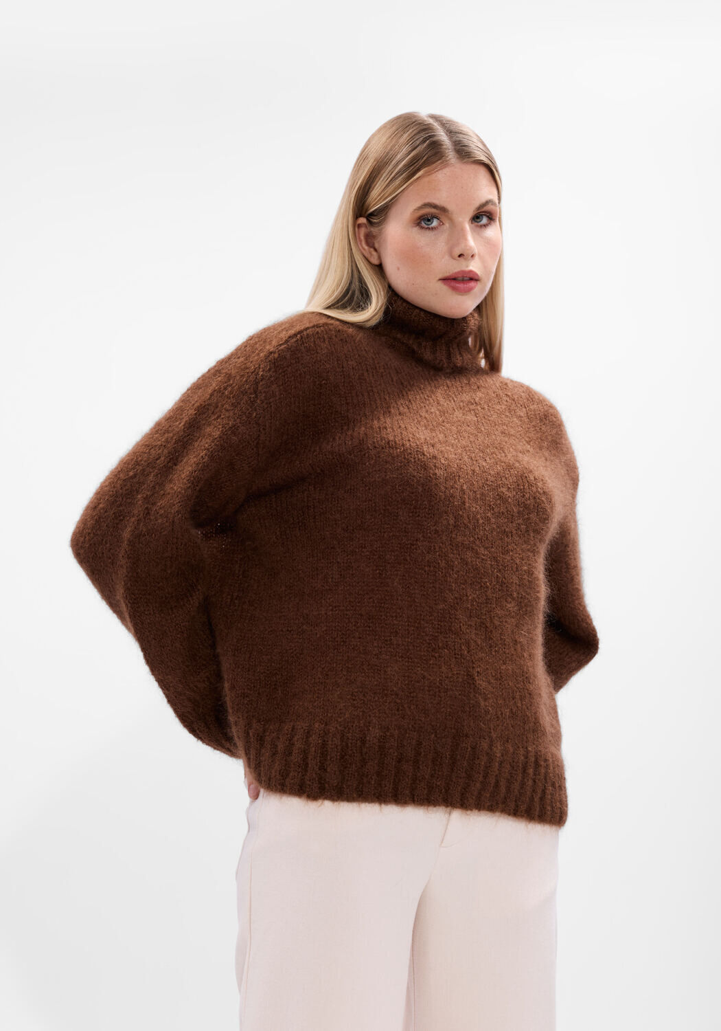 DES PETITS HAUTS Pull CHARLINE en marron - large