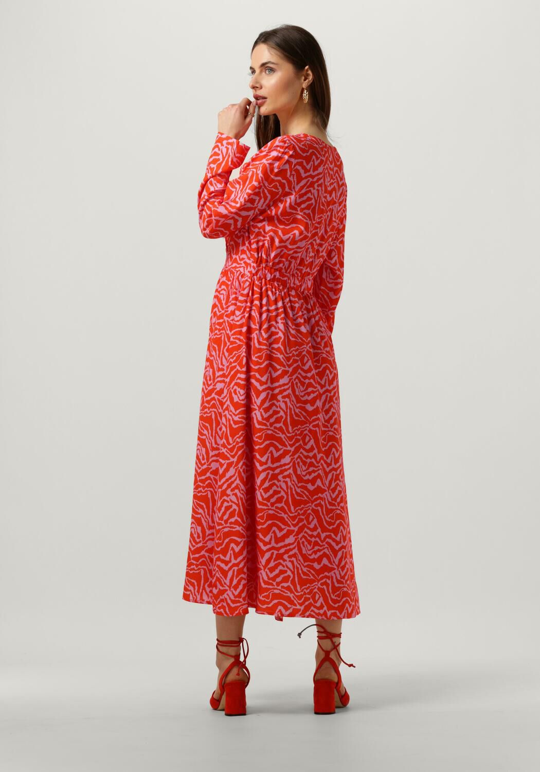 Rode YDENCE Midi jurk DRESS RHODE Omoda