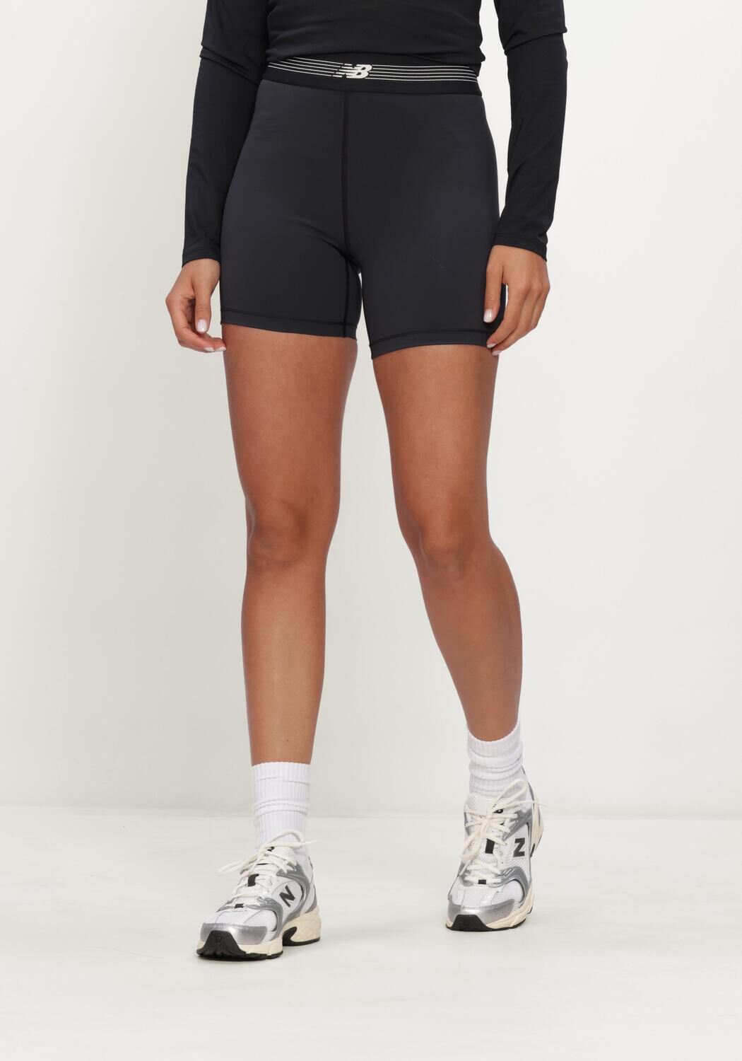 NEW BALANCE Pantalon courte AC FITTED SHORT 5" en noir