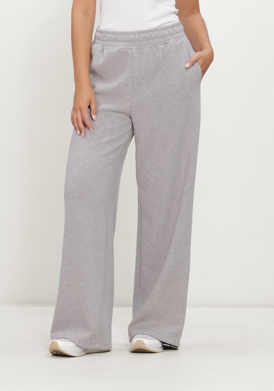 STUDIO AMAYA Pantalon large KORA PANTS en gris - large