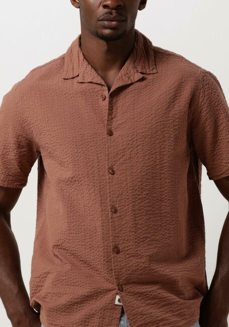 ANERKJENDT Chemise décontracté AKLEO S/S SEERSUCKER SHIRT en cognac - large