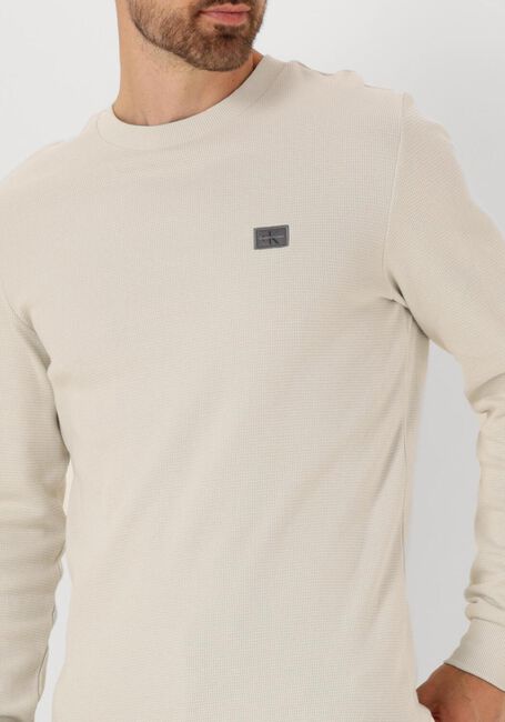 CALVIN KLEIN Pull WOVEN LABEL WAFFLE LS TEE en beige - large