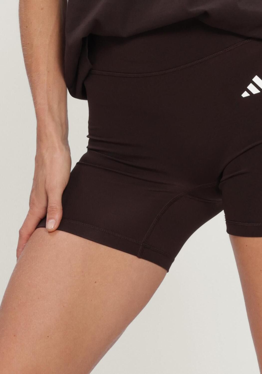ADIDAS Pantalon courte OPT ESS SHO L en marron - large