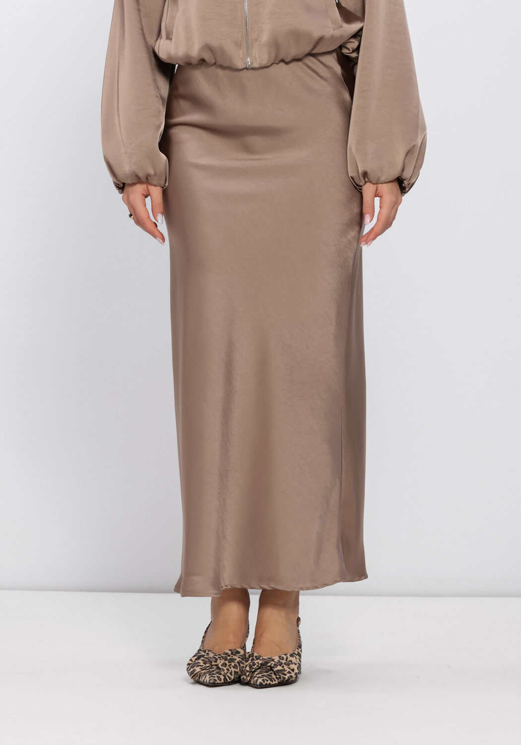 NEO NOIR Jupe maxi VICKY HEAVY SATEEN SKIRT en taupe - large
