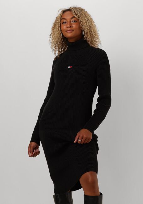 TOMMY JEANS Robe midi TJW MOCKNECK BADGE SWEATER DRESS en noir - large