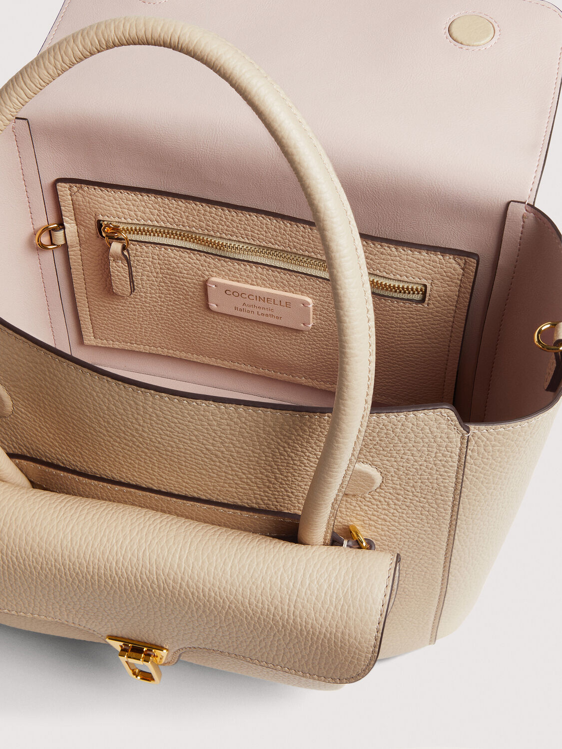COCCINELLE DOUBLE BEAT Sac bandouli&egrave;re en beige - large