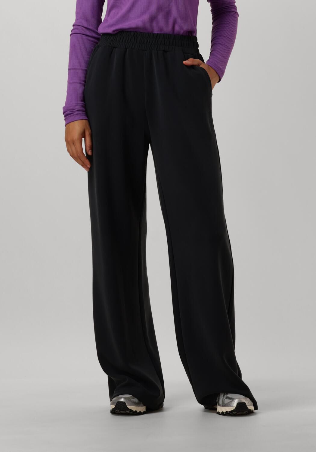 ALIX THE LABEL Pantalon large LADIES KNITTED CUPRO LOOK PANTS en noir Omoda