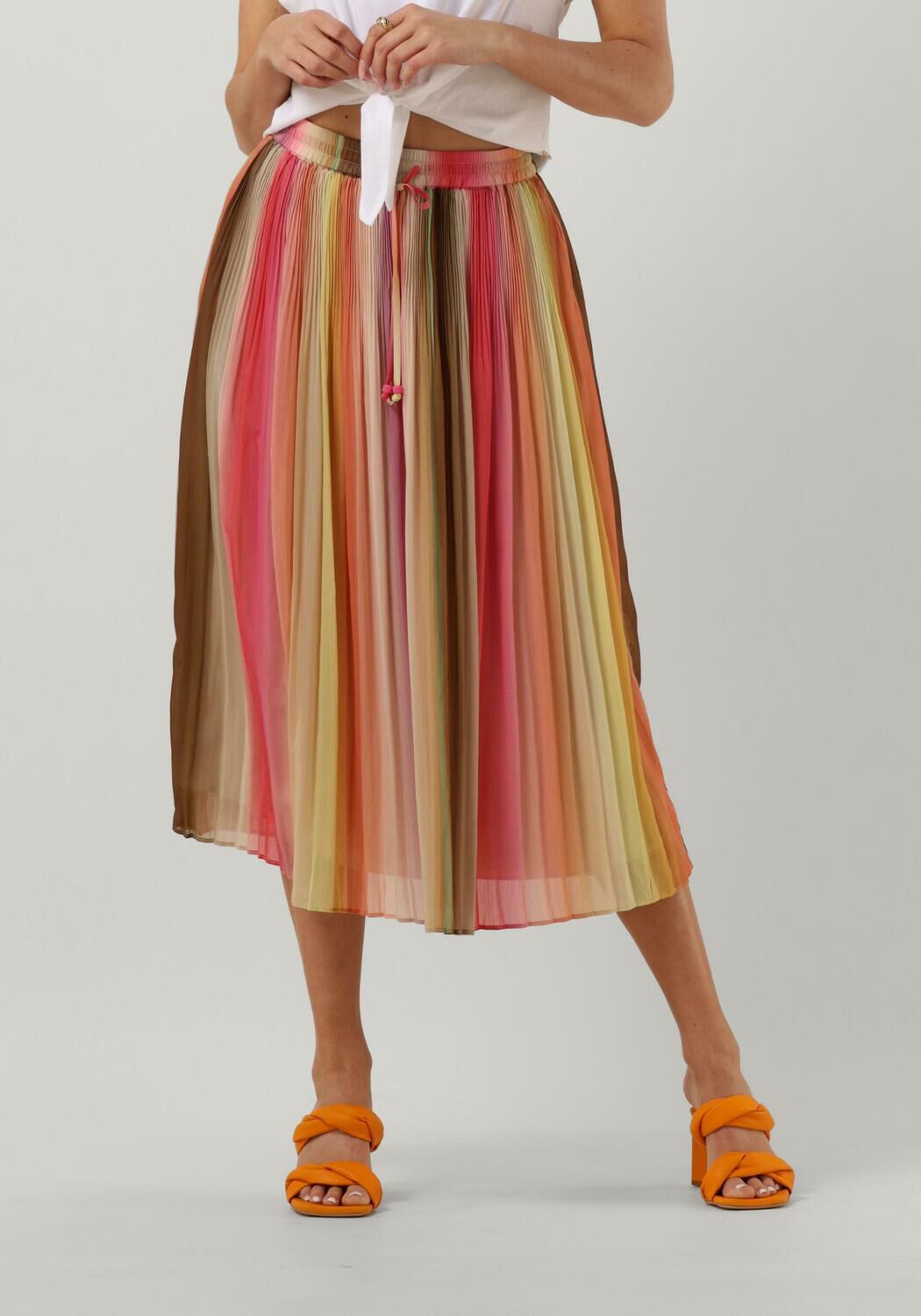 SCOTCH SODA Jupe plissee PLEATED CHIFFON MIDI SKIRT en multicolore Omoda