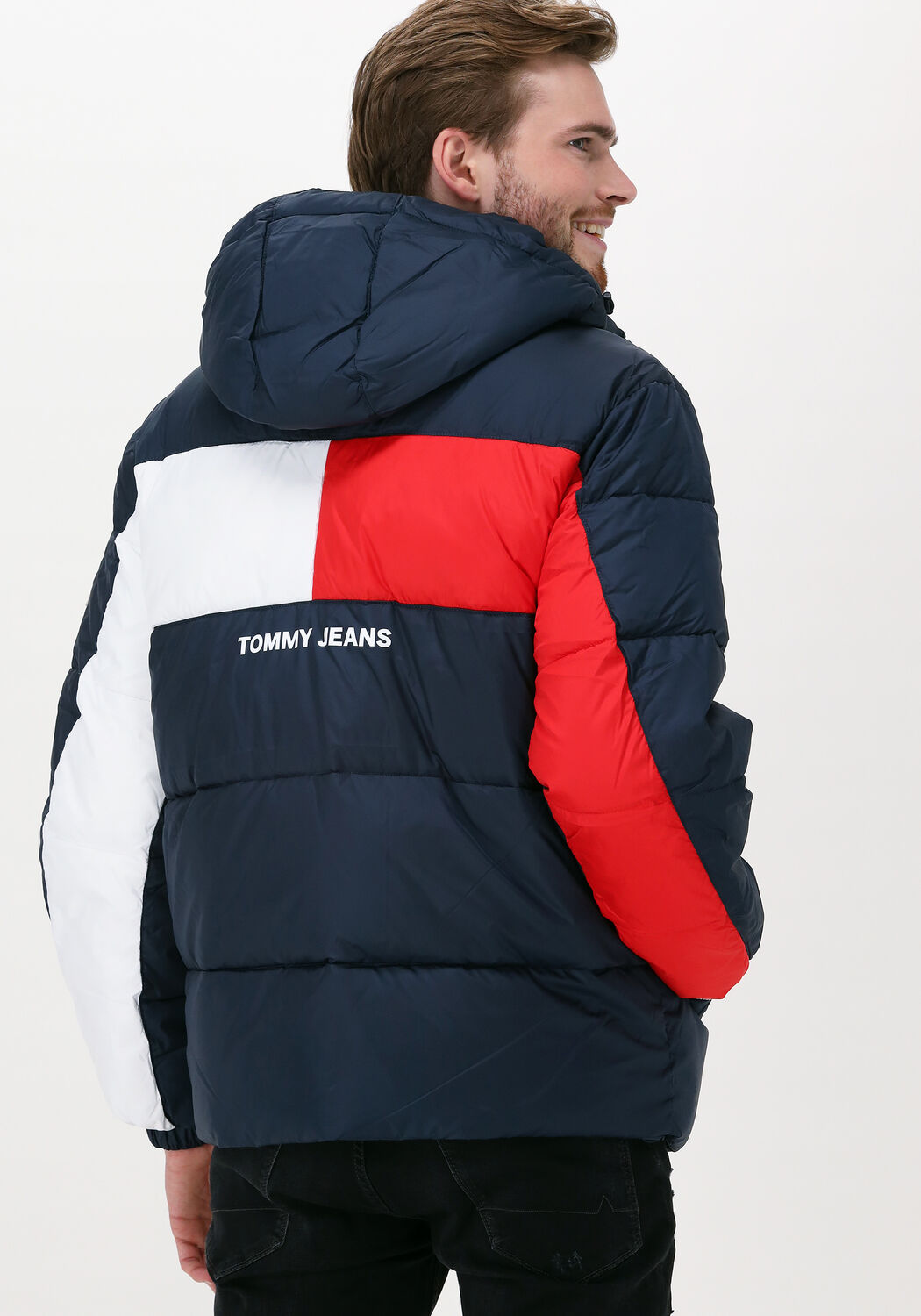 Donkerblauwe TOMMY JEANS Gewatteerde jas TJM BACK FLAG PUFFER JACKET Omoda