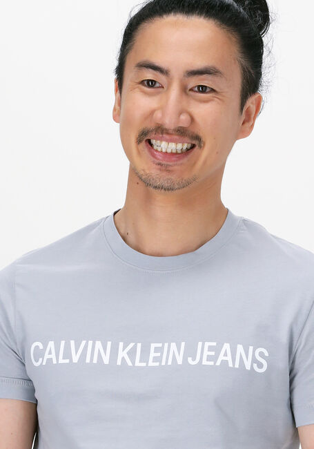 CALVIN KLEIN T-shirt INSTITUTIONAL LOGO SLIM SS TEE en gris - large