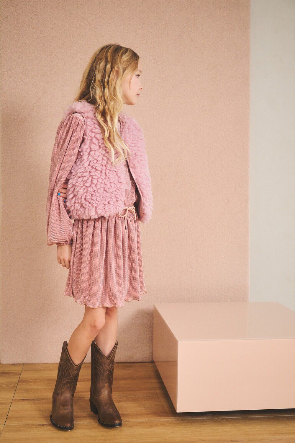 NONO Mini robe MIRON AOP PLISSEE DRESS en taupe - large