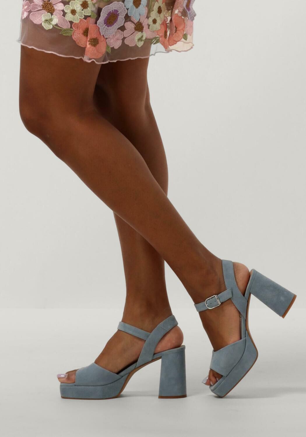 UNISA Sandales &agrave; talons ODRAN en bleu - large