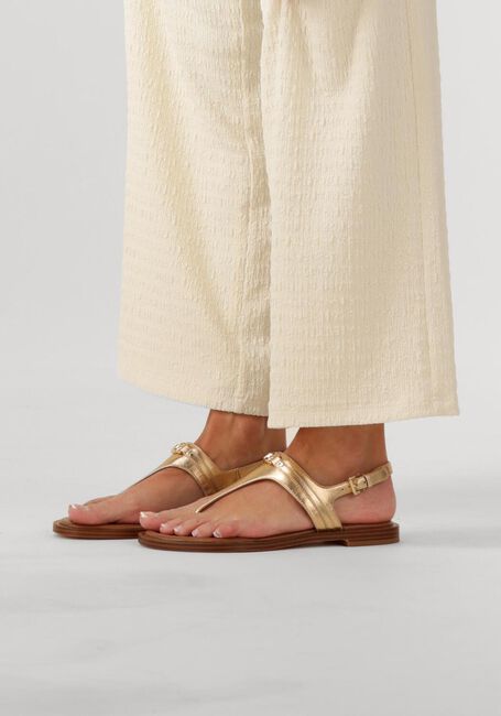 MICHAEL KORS Sandales plates MANDY THONG SANDAL en or - large