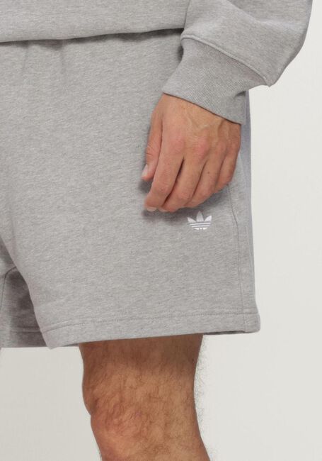 ADIDAS Pantalon courte ESS SHO en gris - large