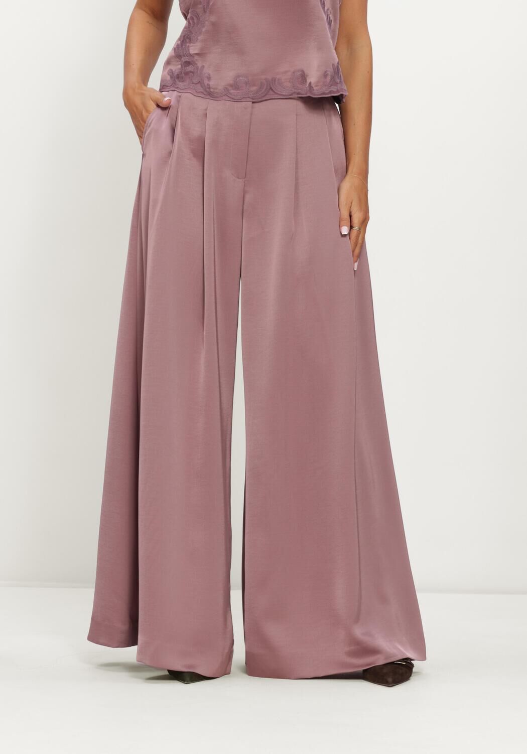 Paarse DANTE6 Broeken/jumpsuits ONIQUE WIDE LEG SATIN PANTS - large