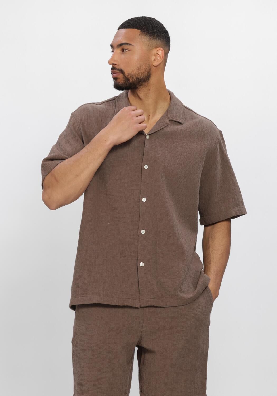 Bruine SELECTED MEN Overhemden SLHRLXCAL SS SHIRT RESORT - large