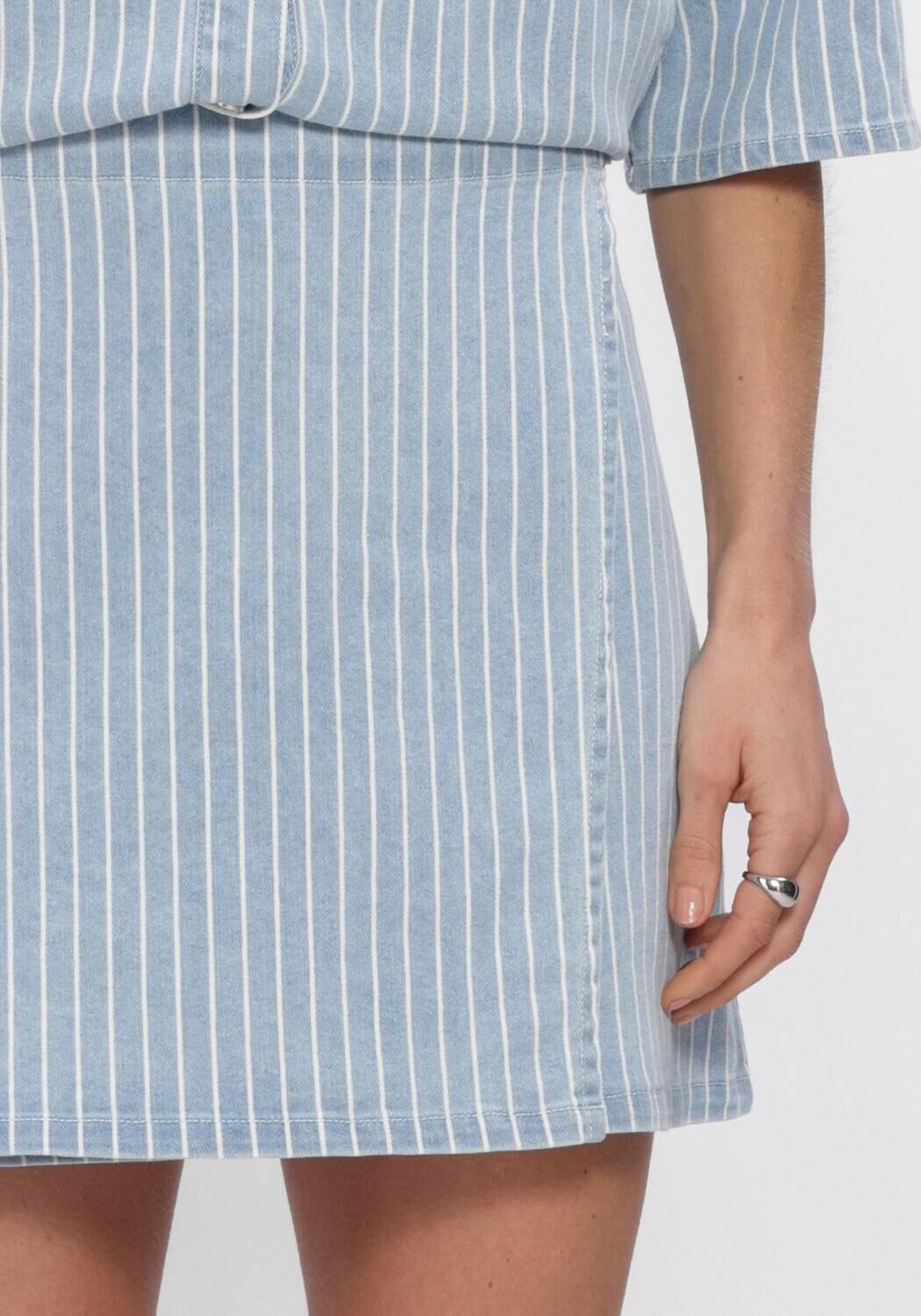 OBJECT Pantalon courts OBJSANNI MW SHORT DENIM SKIRT en bleu - large