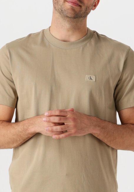 CALVIN KLEIN T-shirt WOVEN LABEL REGULAR TEE en beige - large