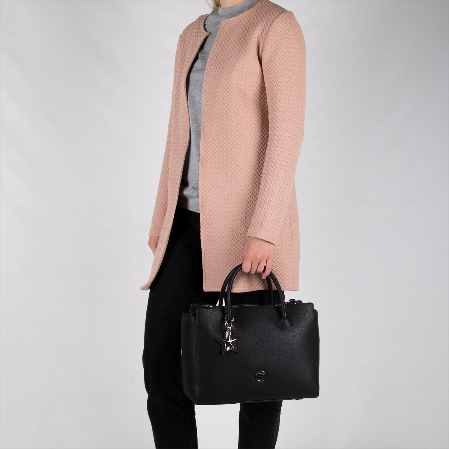 TOMMY HILFIGER Sac à main CHARMING TOMMY SATCHEL en noir | Omoda