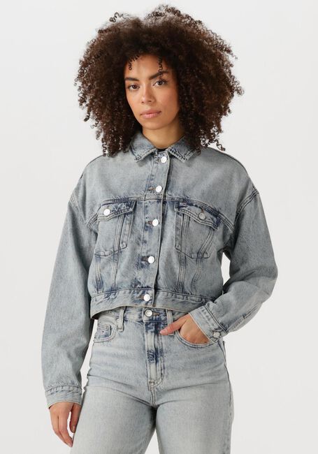 TOMMY JEANS Veste en jean OVSZ CROP TRUCKER JACKET BI6012 en bleu - large