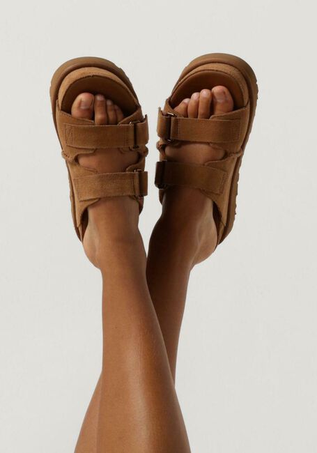 UGG W GOLDENSTAR HI SLIDE Chaussures à enfiler en cognac - large