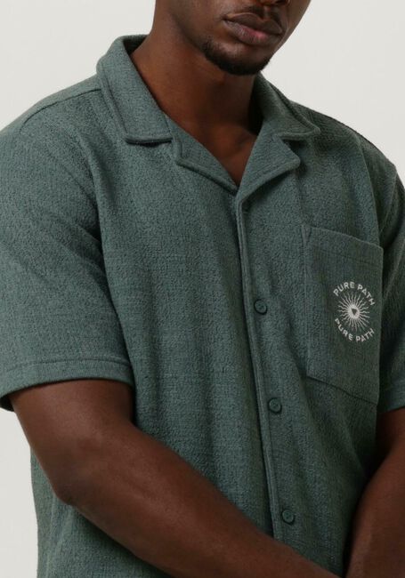 PURE PATH Chemise décontracté STRUCTURED SHORTSLEEVE SHIRT WITH CHEST POCKET AND EMBROIDERY en vert - large