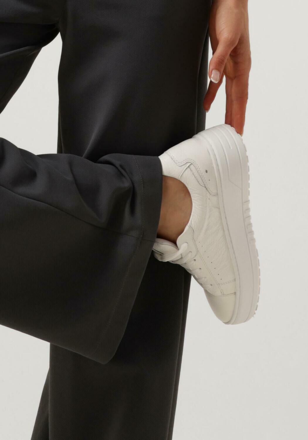 Witte OMODA Sneakers ANEMONE - large