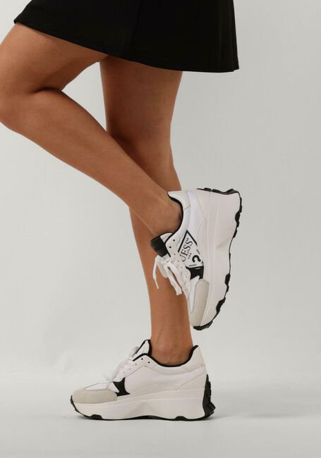 GUESS Baskets basses CALEBB en blanc - large