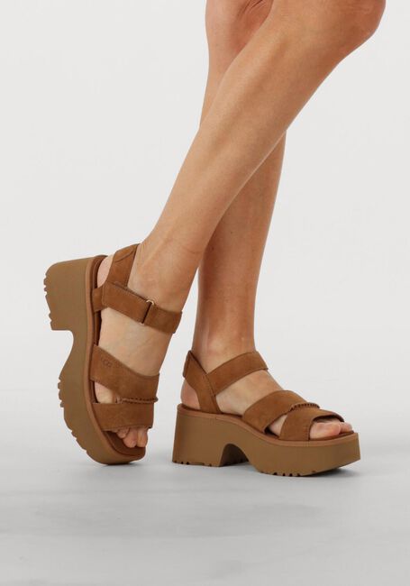 UGG Sandales à talons W NEW HEIGHTS ANKLE STRAP en cognac - large