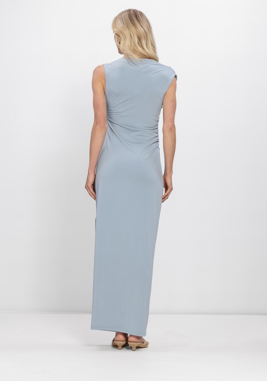 SELECTED WOMEN Robe maxi SLFROBIN MAJA SL ANKLE DRESS en bleu - large