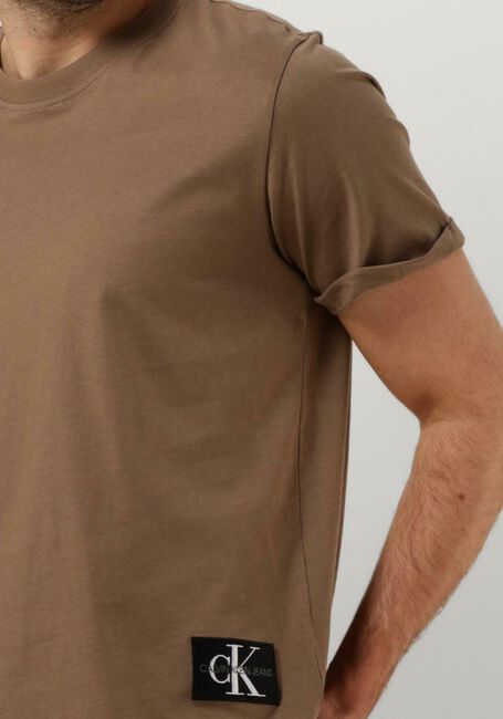 CALVIN KLEIN T-shirt BADGE TURN UP SLEEVE en marron - large