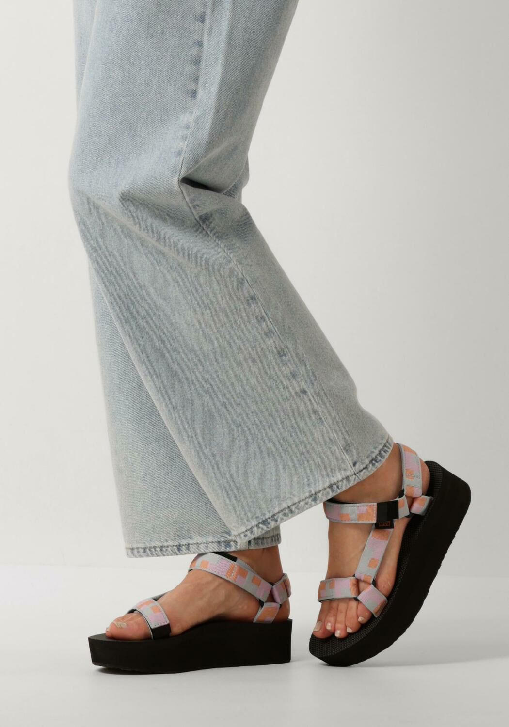 TEVA Sandales plates W FLATFORM UNIVERSAL en multicolore - large