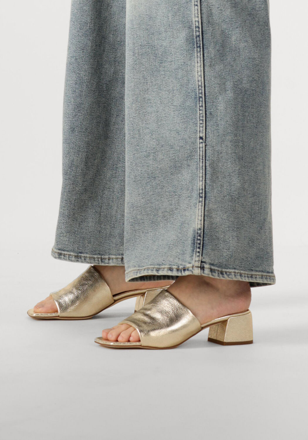 CTWLK Mules ATYLER en or - large