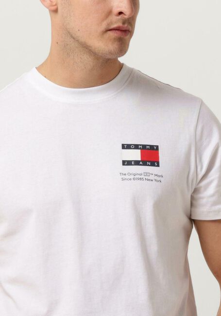 TOMMY JEANS T-shirt TJM SLIM ESSENTIAL FLAG TEE en blanc - large