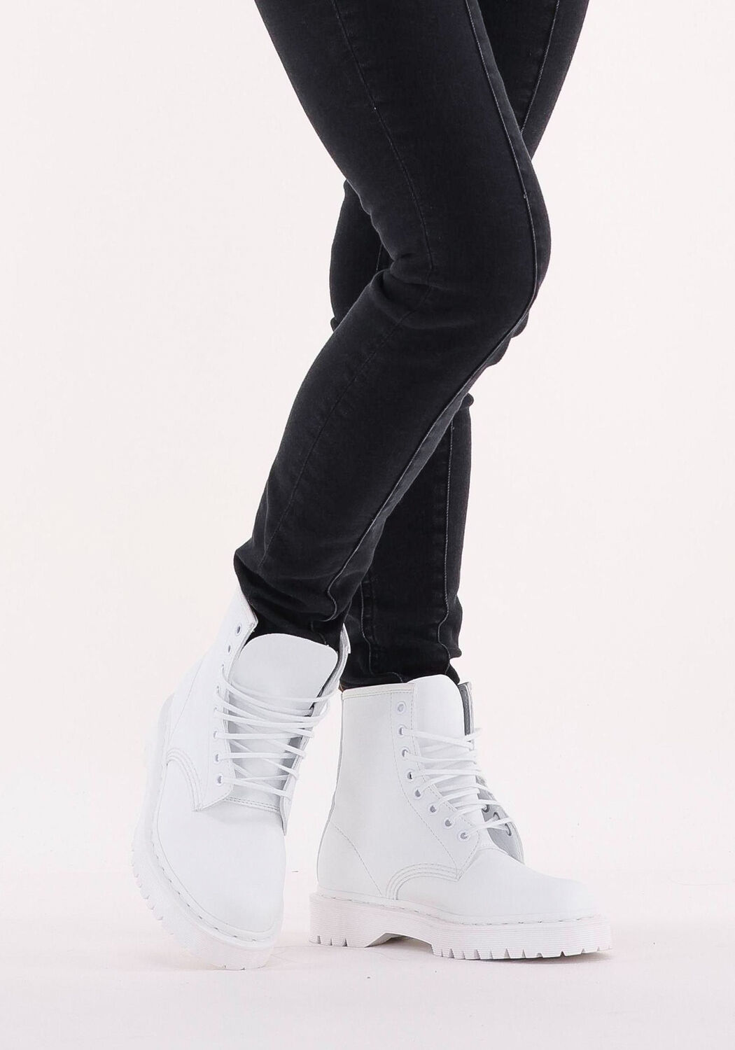 DR MARTENS Bottines &agrave; lacets VEGAN 1460 BEX MONO en blanc - large