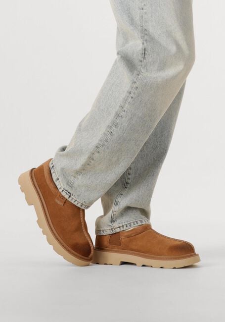 UGG TASMAN LUG 1166913 Chaussures à enfiler en cognac - large