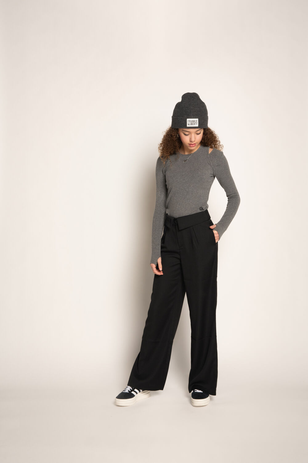 FRANKIE & LIBERTY Pantalon POPPY PANT en noir - large