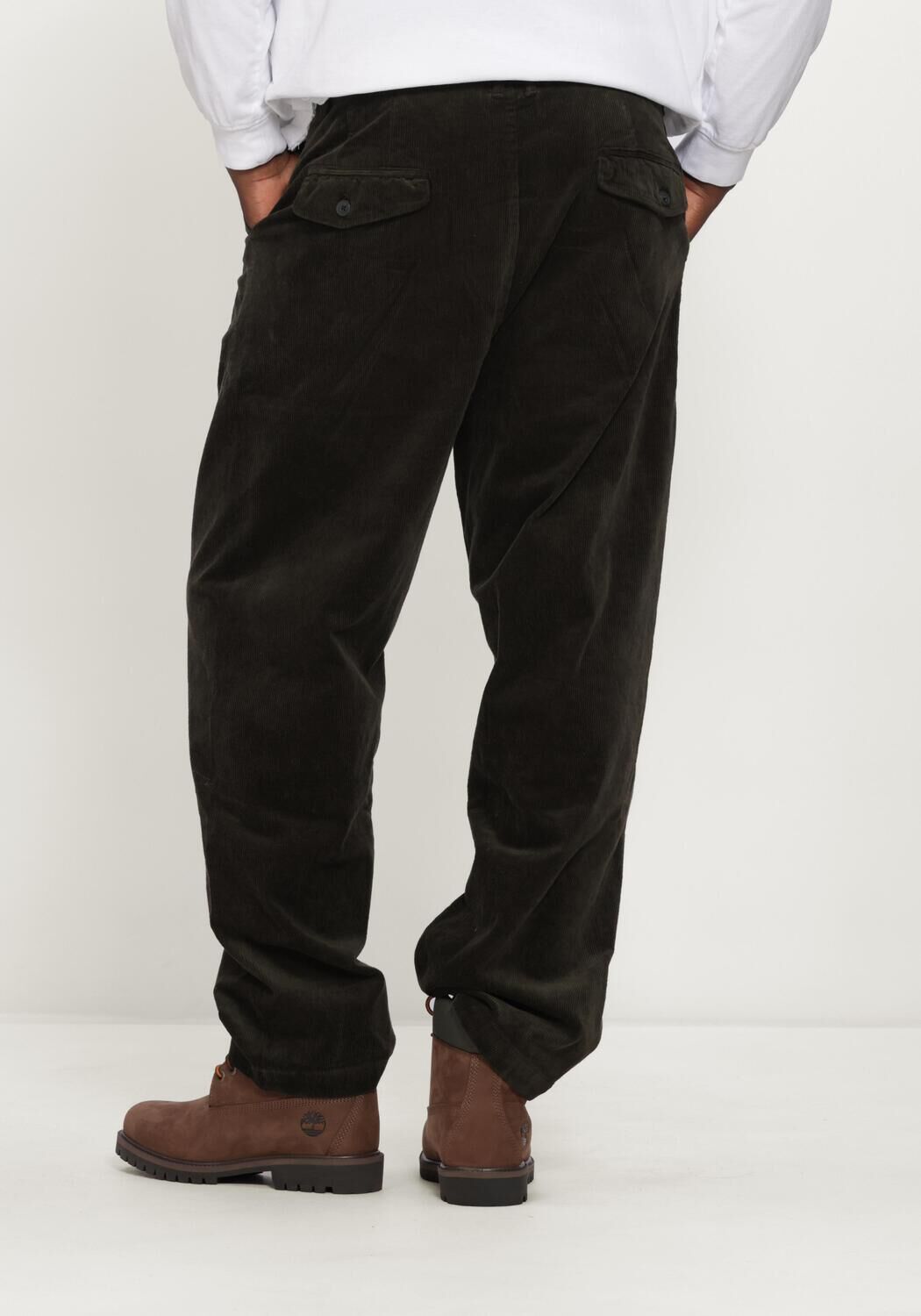 ANERKJENDT Pantalon large AKJACOB CORD PANT Vert fonc&eacute; - large