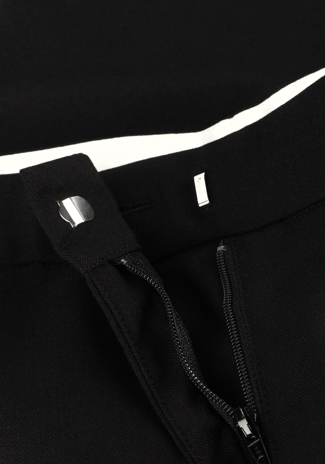 SECOND FEMALE Pantalon courte SHARO SHORTS en noir - large